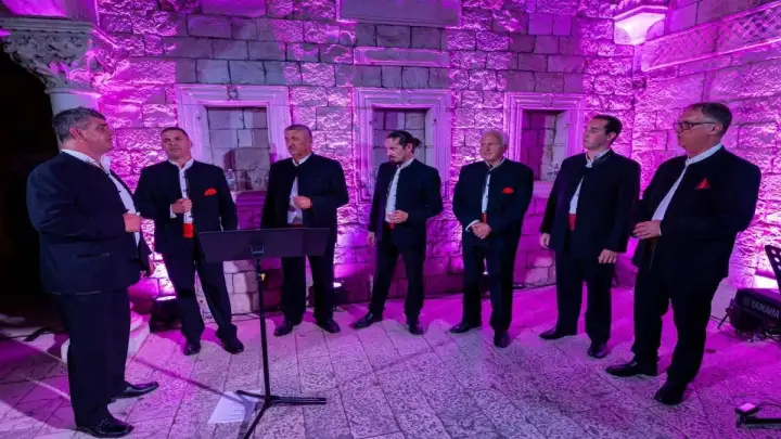 Klapa Trogir oduševila publiku u Kneževom dvoru