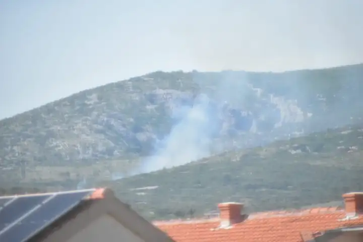 Požar u Rudinama gasilo preko 30 vatrogasaca s 11 vozila i jednim kanaderom