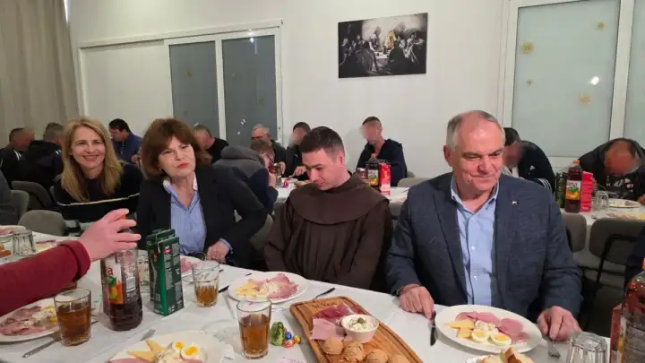 Uskrsni doručak u Caritasu: župan Boban s beskućnicima podijelio blagdanski obrok