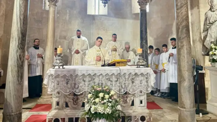 SVEČANO U TROGIRU: MLADOMISNIK DON MATE BARETA OKUPIO VJERNIKE