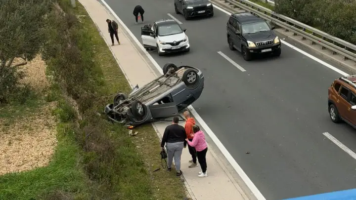 U prometno na brzoj cesti vozilo završilo na krovu