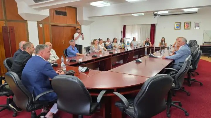 Župan Boban: Uvodi se posebna proračunska stavka za ženske kolektivne sportove – primljene državne prvakinje VK Jadran