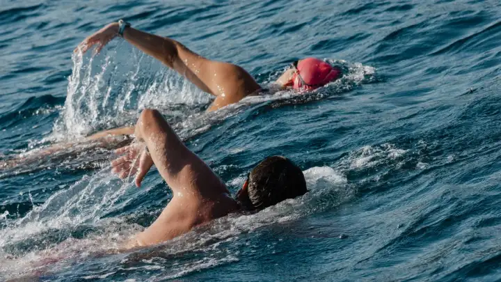 U jeku je plivački ultramaraton oko otoka Brača, otočani se udružuju radi višeg cilja