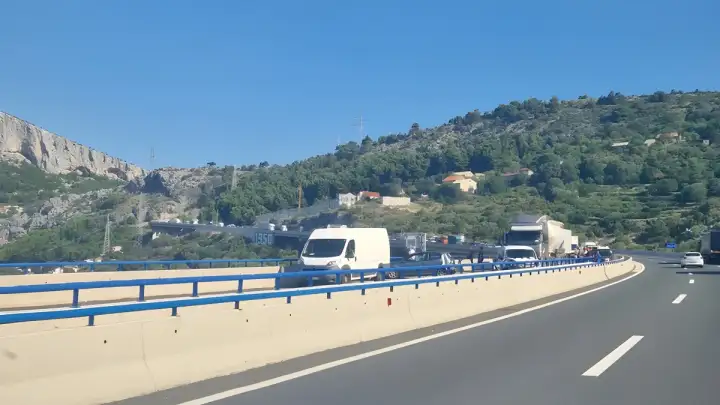 ‘Kolona je do Dugopolja, policija je blokirala ulaz...‘; brza cesta prema Splitu zatvorena, dogodila se nesreća...
