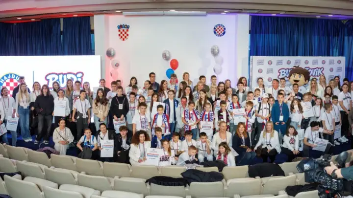 Na Poljudu održana završnica projekta „Budi čovik“ – 854 djece iz 43 škole poslalo snažnu poruku zajedništva