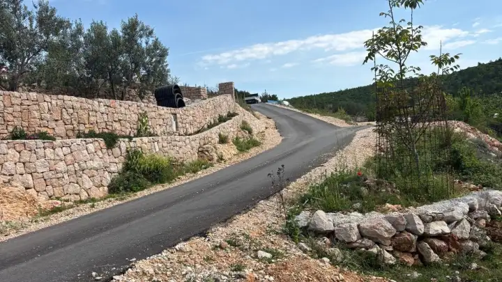 Radovi na uređenju nerazvrstane ceste