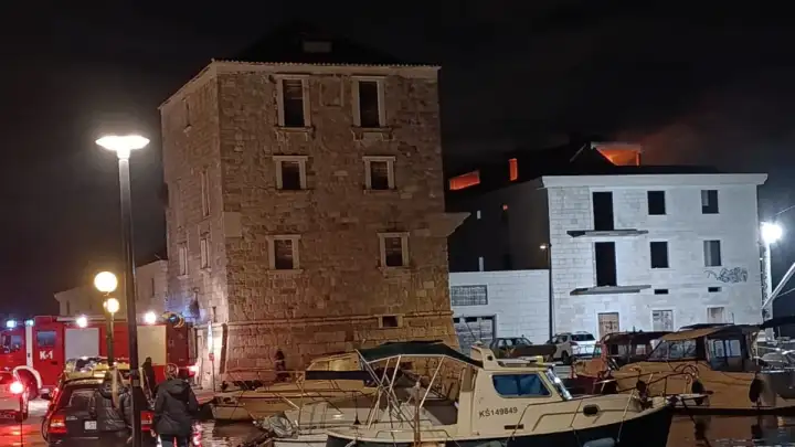 Izbio požar na vrhu objekta kule Ćipiko u Novome (VIDEO)