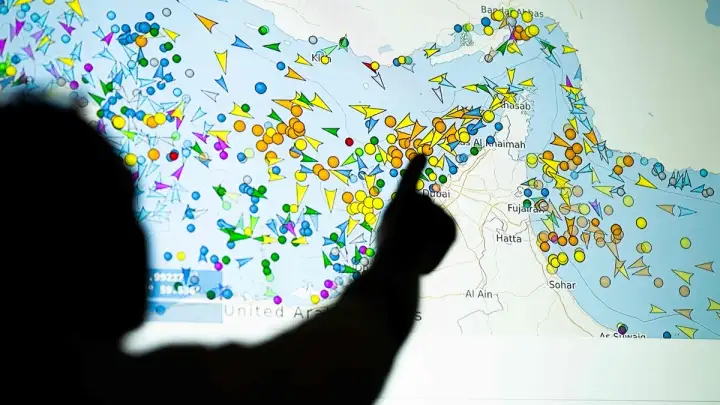 SAD potapa iranske čamce, obara rakete i dronove otvarajući Hormuz - vojska