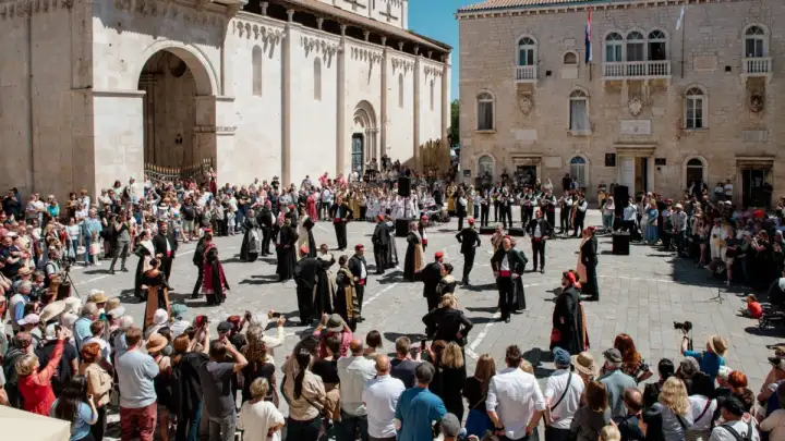 TOČNO U PODNE 16 PAROVA OŽIVJELO TRADICIJU NA TROGIRSKOM TRGU: PUN TRG I PLES U NOVIM NOŠNJAMA ZA KRAJ MANIFESTACIJE