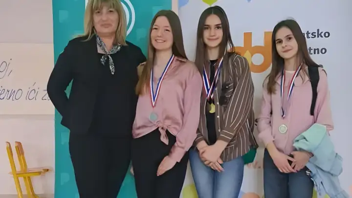 Lana, Lucija i Ana iz škole Prof. Filipa Lukasa pozvane na Državno Natjecanje u debati