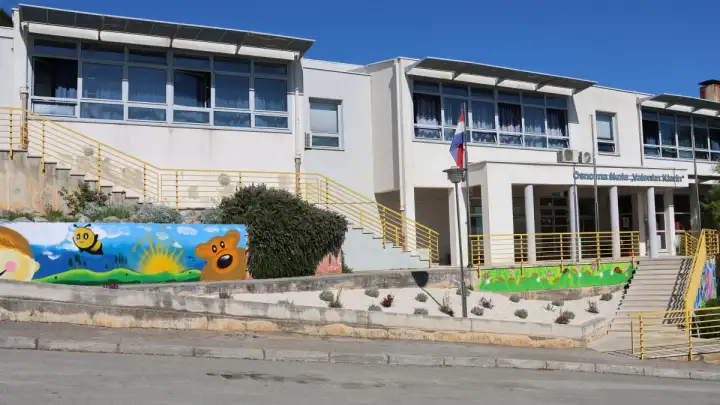 Dojave o bombama i u zadarskim školama 