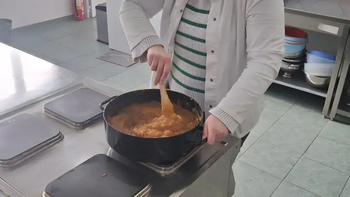 Donirane mandarine u rukama učenika SŠ Braća Radić pretvorene u marmelade, narančine i sokove