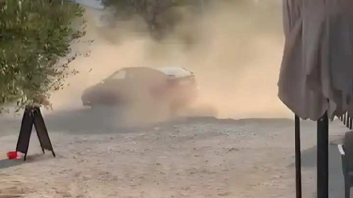 Automobilom ‘driftao‘ pored plaže Kamp u Gomilici (VIDEO)
