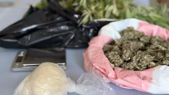 Pretragom doma na Šolti policija pronašla amfetamin i laboratorij za unutarnji uzgoj marihuane