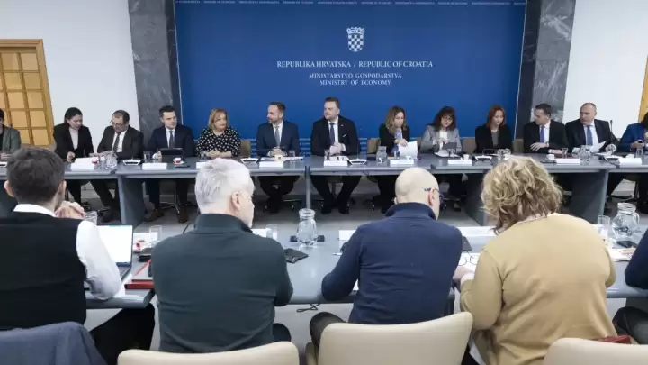 Vladina ponuda za sindikate javnih službi neprihvatljiva