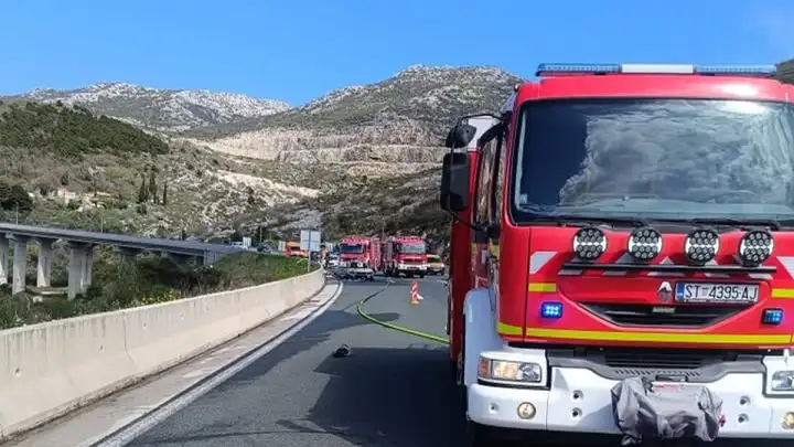 Grom izazvao veliki požar na Klisu: izgorjelo oko 25 hektara borove šume i raslinja