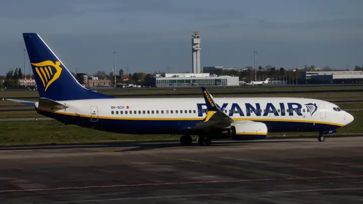 Putnik Ryanaira zamalo ispao kroz prozora aviona prije prinudnog slijetanja 