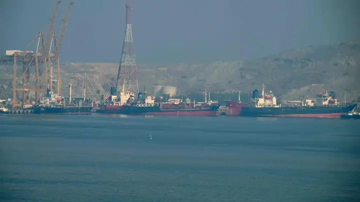 Brodovi obaviješteni da je Hormuz ponovno zatvoren, dva plovila prijavila pucnjavu