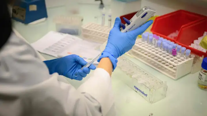 Krvni test otkriva znakove Alzheimera 'desetljećima prije simptoma' - studija