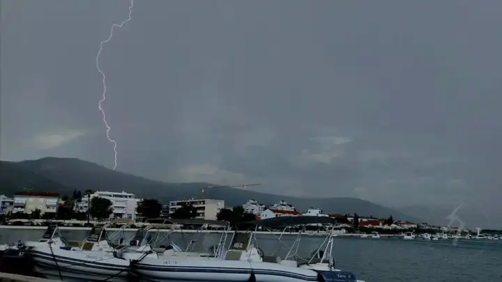 Grmljavinsko nevrijeme u Trogiru iz foto objektiva Frane Vukušića (FOTO/ VIDEO)