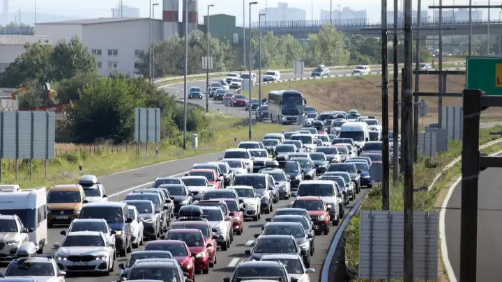 HAK: Pojačan promet prema moru i unutrašnjosti, zastoji na autocestama