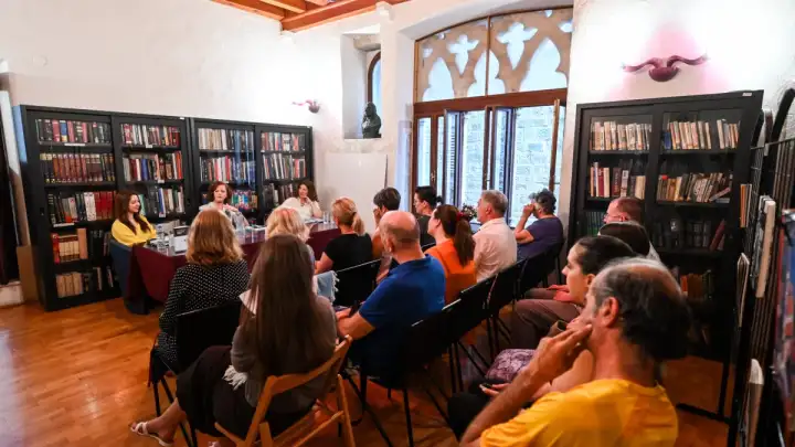 GRADSKA KNJIŽNICA TROGIR UGOSTILA HELENU PERIČIĆ HERENDA, AUTORICU KOJOJ JE TROGIR POSEBNA INSPIRACIJA