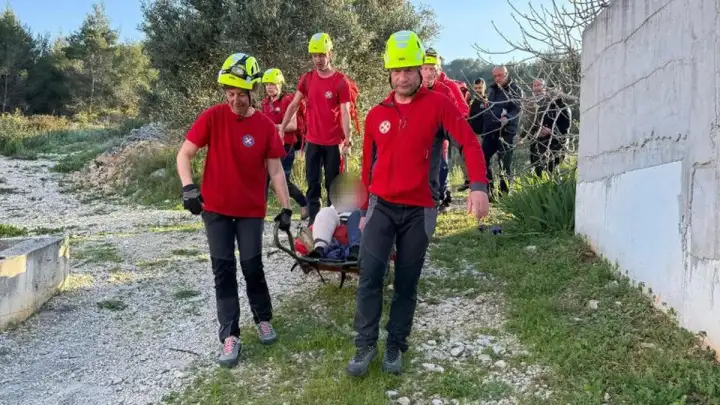 Na Čiovu se ozlijedila 80-godišnjakinja beruć šparoge, HGSS priskočio u pomoć