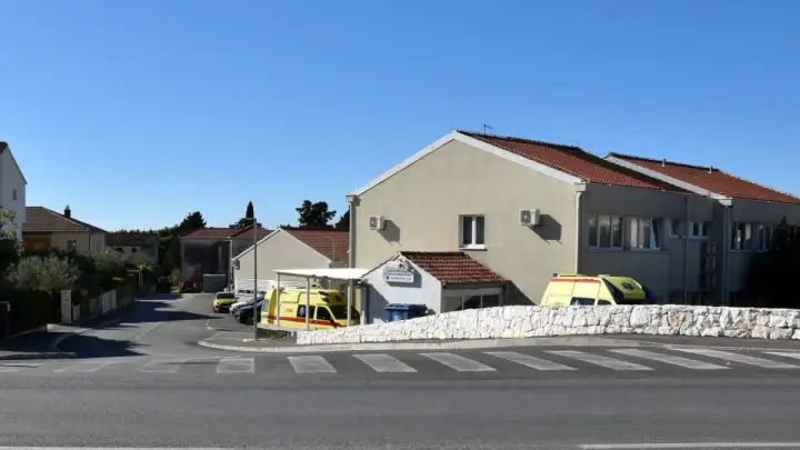 Grad Kaštela i Zavod za hitnu medicinu SDŽ osigurali dodatnog liječnika tijekom turističke sezone – Grad Kaštela