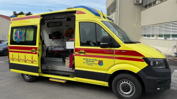 Novo vozilo Hitne pomoći stiglo u Kaštela