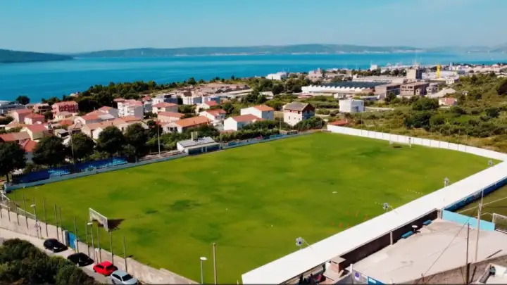 Za obnovu nogometnog igrališta HNK Jadran bira se izvođač radova, rok za završetak je 4 mjeseca