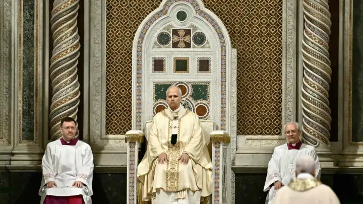Papa Lav na Veliki petak predvodio procesiju u Koloseju, sam nosio križ