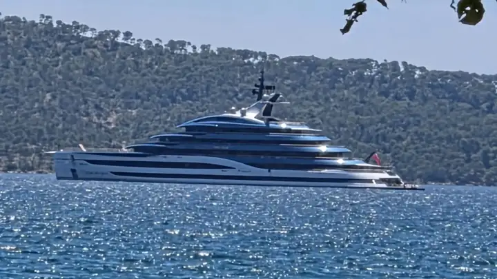 U Kaštelanskom zaljevu usidrena megajahta „Deep Blue”, vlasništvo kineskog milijardera Richarda Liua