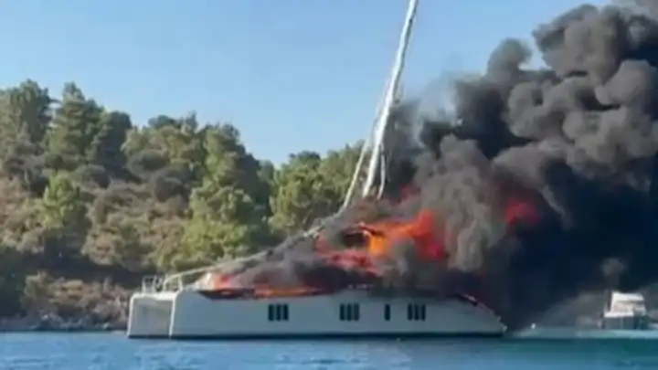 Buknuo požar na jahti u hvarskoj uvali (VIDEO)