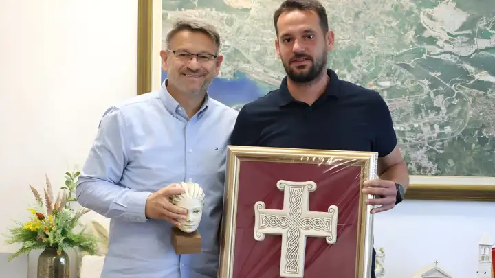 “OD SOLINA DO RIMA I NATRAG U SRCE GRADA”: Gradonačelnik dočekao Josipa Grgića — uručena mu posebna priznanja za 34-dnevni pothvat