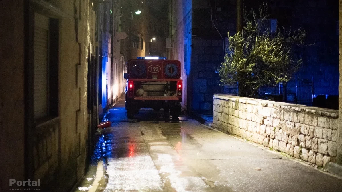 Zbog jakog juga more u Ka&scaron;telima poplavilo objekte i kuće