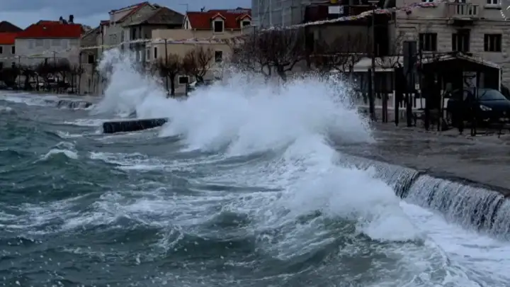 FOTOBESIDA: Jako jugo u Kaštelima iz fotobojektiva Frane Vukušića (FOTO/VIDEO)