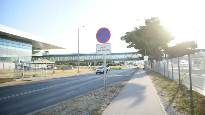 Zbog parkiranja na autobusnom stajalištu kraj zračne luke stižu kazne