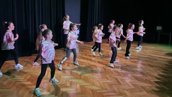 Dječjim kolaž programom Kaštel Mali pokazao svu raskoš talenta najmlađih izvođača (VIDEO)