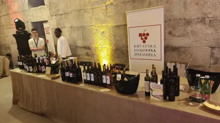 Otvoren festival Vinski podrum, među 570 etiketa i kaštelanska vina 