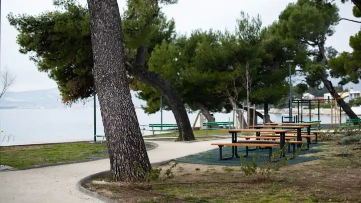 DHMZ: Oblačno s kišom uz umjereno do jako jugo