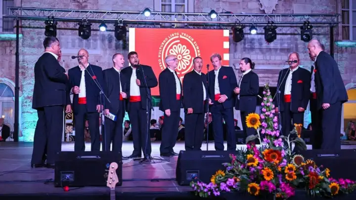 “LIJEPA AJŠA” PREMIJERNO NA DAN ŽENA: SNAŽAN REFREN KLAPE TROGIR U HIMNI SOLIDARNOSTI