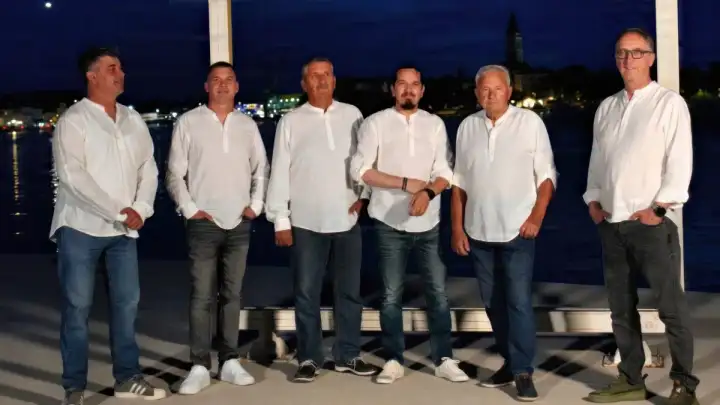 “ZVIZDA O’ SRIĆE” – NOVA PJESMA KLAPE TROGIR PREMIJERNO NA VDP-U