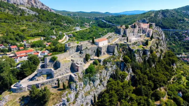Klis u zamahu razvoja: Obilazak ključnih projekata od tvrđave do vrtića (VIDEO)