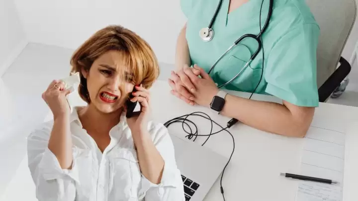 Doktoricu uhvatila za vrat i gurnula u zid pa završila u pritvoru