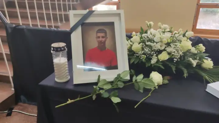 Brojni Drnišani na sprovodu tragično preminulog Luke Milovca