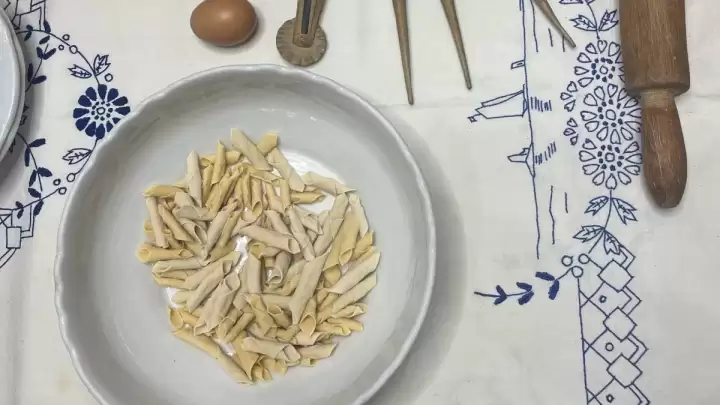 U Villi Niki izraživali se kaštelanski makaruni na vreteno, evo kako se spremaju (VIDEO)