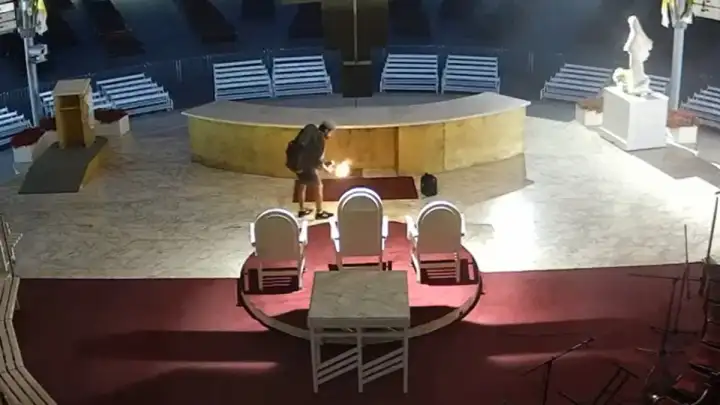 Snimka otkrila kako je zapaljen vanjski oltar u Međugorju (VIDEO)