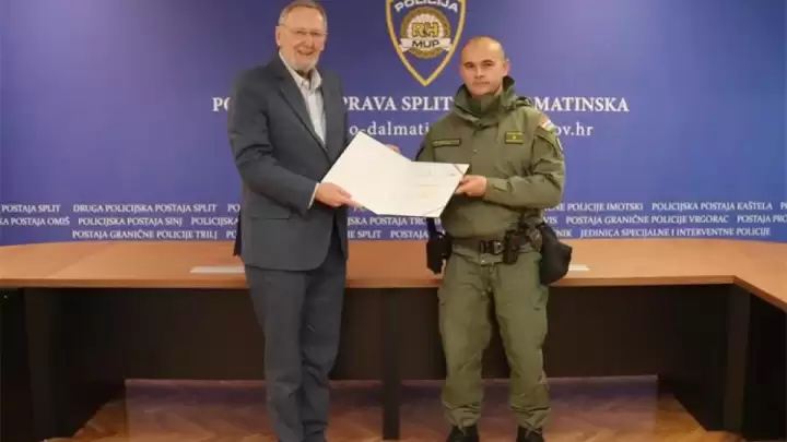 Potpredsjednik Vlade i ministar unutarnjih poslova uručio iznimno promaknuće policajcu koji je iz požara spasio muškarca