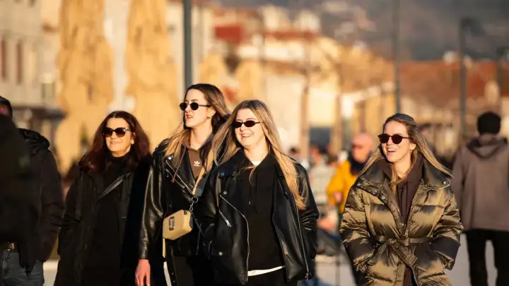 Sunčanu nedjelju mnogi iskoristili za druženje uz šetnju kaštelanskom rivom (FOTO)