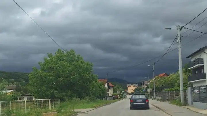 Nevrijeme u Sloveniji: Vjetar nosio krovove, rušio drveće